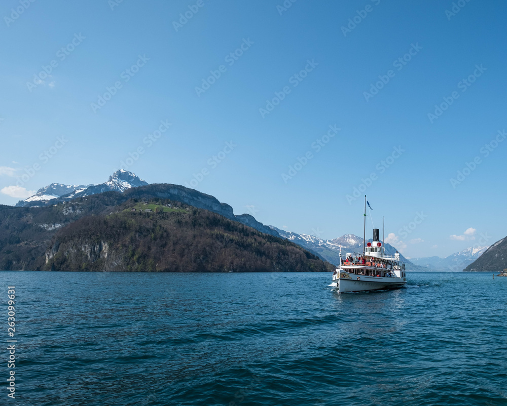 Raddampfer auf dem See