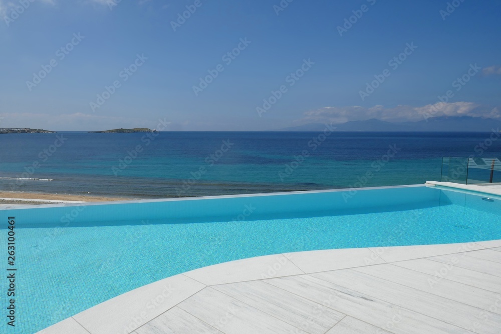 Obraz premium Swimmingpool an der Küste