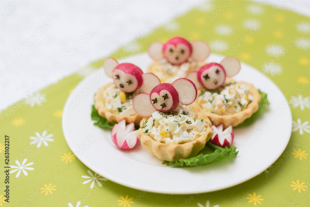 Obraz premium children's food, funny tartlets in the form of animals. Children's menu on a green background