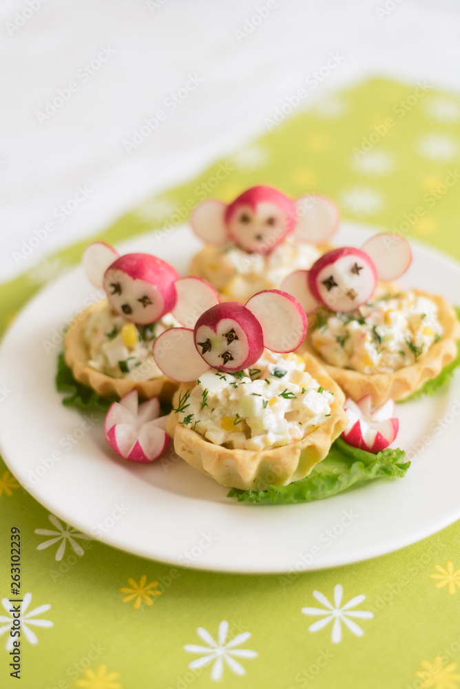 Obraz premium children's food, funny tartlets in the form of animals. Children's menu on a green background