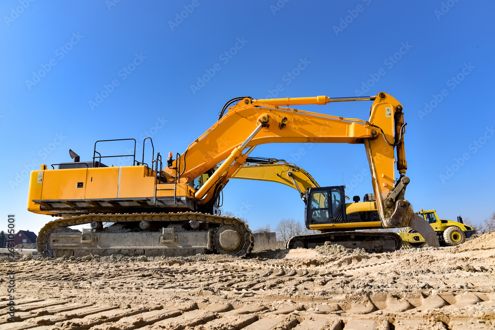 Mehrere Baumaschinen auf einer Baustelle bei Erdarbeiten Mehrere Baumaschinen auf einer Baustelle bei Erdarbeiten