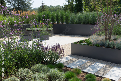 Moderne Gartengestaltung mit Gräsern und Stauden