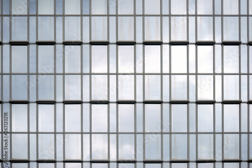 Die Fassade eines modernen Bürogebäudes mit Spiegelfenstern..
