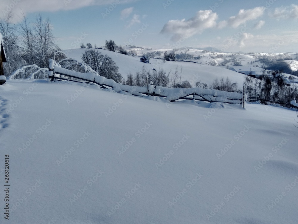 Bonitos Paisajes de invierno con monte y árboles cargados de nieve en pueblo de Parva, Rumanía,Transilvania Bonitos Paisajes de invierno con monte y árboles cargados de nieve en pueblo de Parva, Rumanía,Transilvania