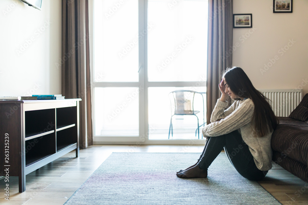 © F8 \ Suport Ukraine - Young desperate and depressed woman at home kitchen floor crying scared victim of domestic violence and sexual abuse suffering depression and anxiety feeling helpless and lonely © F8 \ Suport Ukraine - Young desperate and depressed woman at home kitchen floor crying scared victim of domestic violence and sexual abuse suffering depression and anxiety feeling helpless and lonely