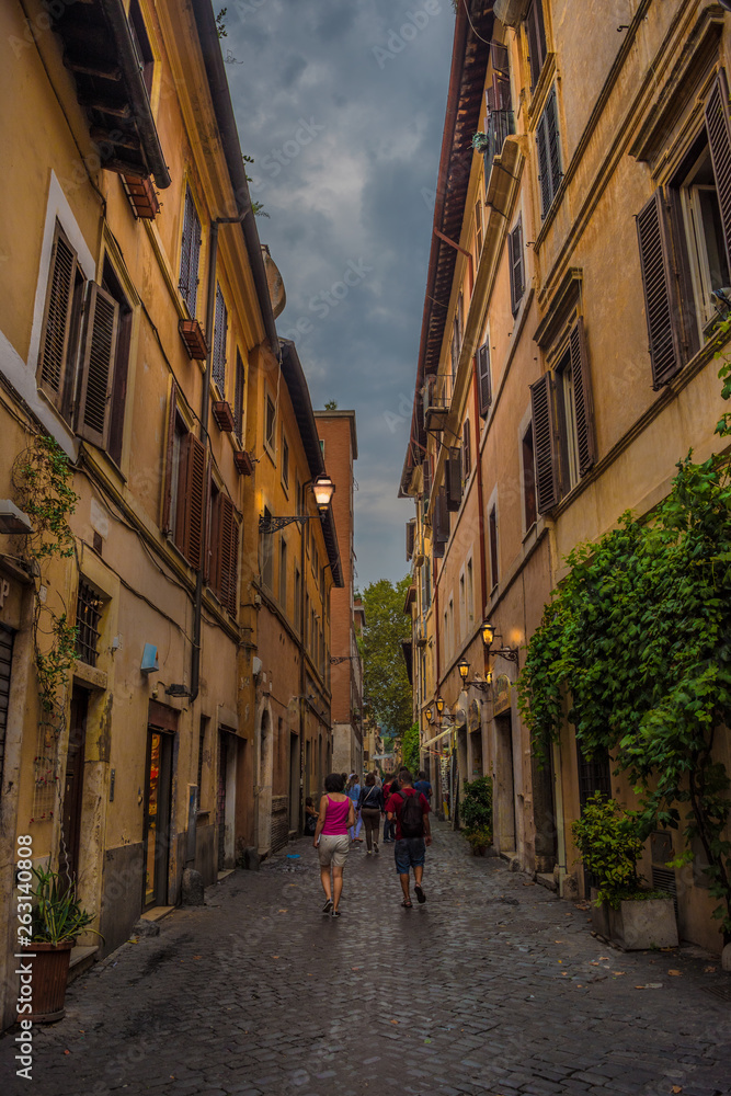 The narrow Lungaretta Street in Rome