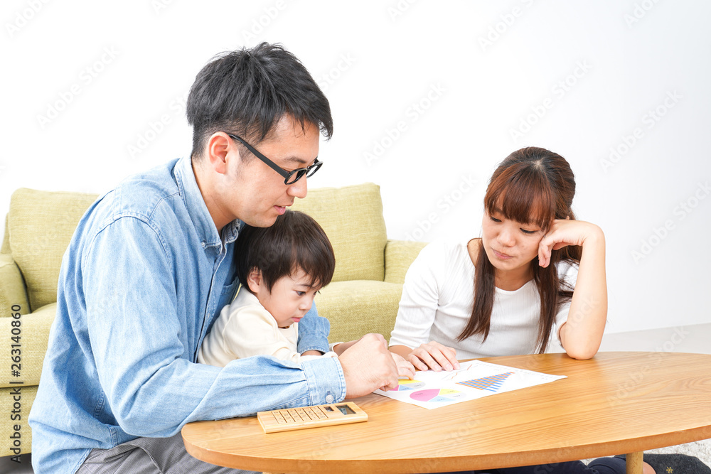 家族会議をする若い夫婦 家族会議をする若い夫婦