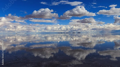 Wallpaper Mural 雨季のウユニ塩湖  青空の鏡張り Torontodigital.ca