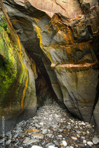 Fototapeta Naklejka Na Ścianę i Meble -  Caves and crevices at the beach at Tongaporutu