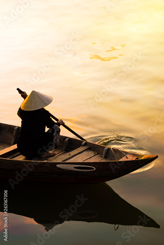 Fotografía Vietnamese woman in traditional bamboo hat rowing