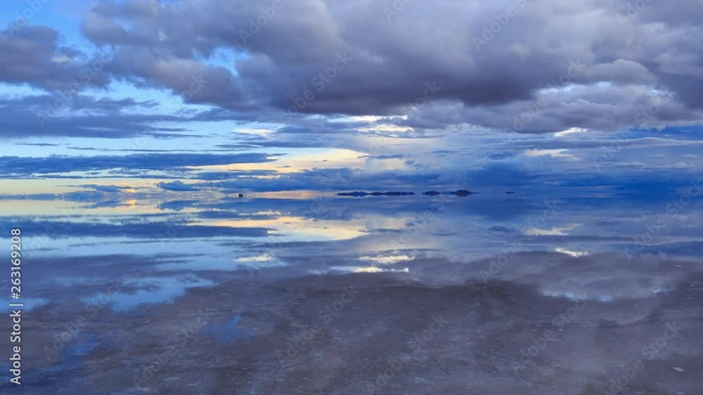 ウユニ塩湖タイムラプス 雨季の曇り空 幻想風景 ウユニ塩湖タイムラプス 雨季の曇り空 幻想風景