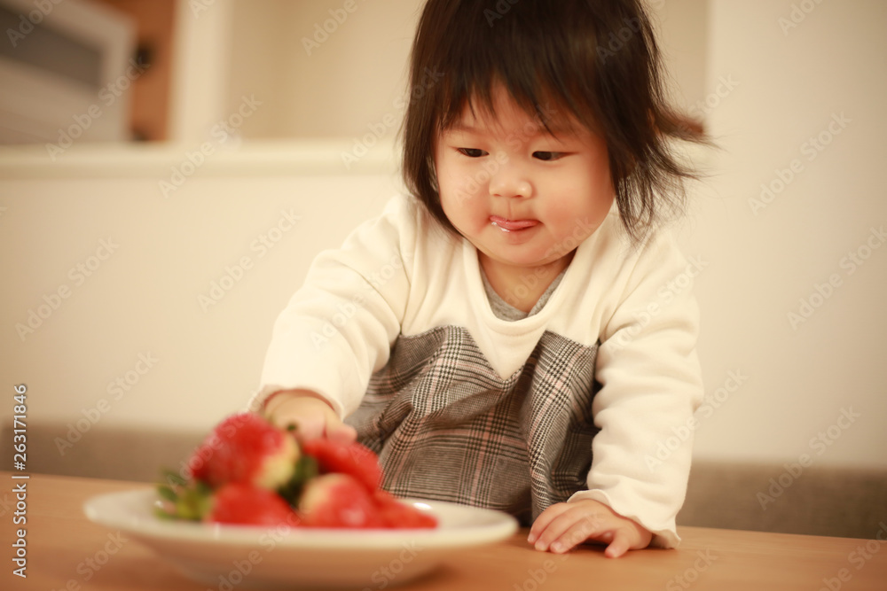 イチゴを食べる赤ちゃん イチゴを食べる赤ちゃん
