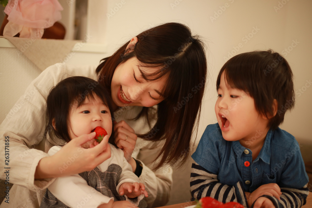 苺を食べる親子