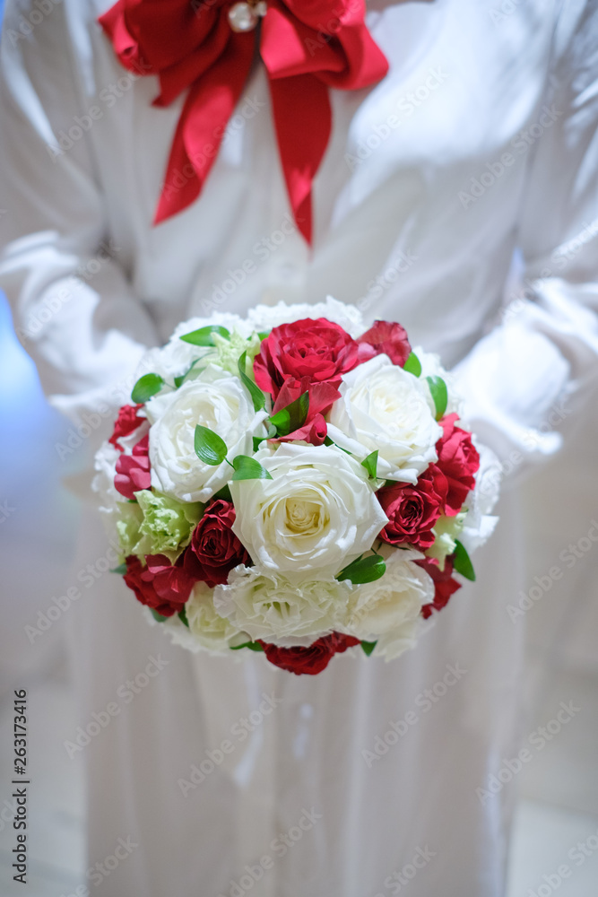 Fototapeta premium ブーケを持つ女性