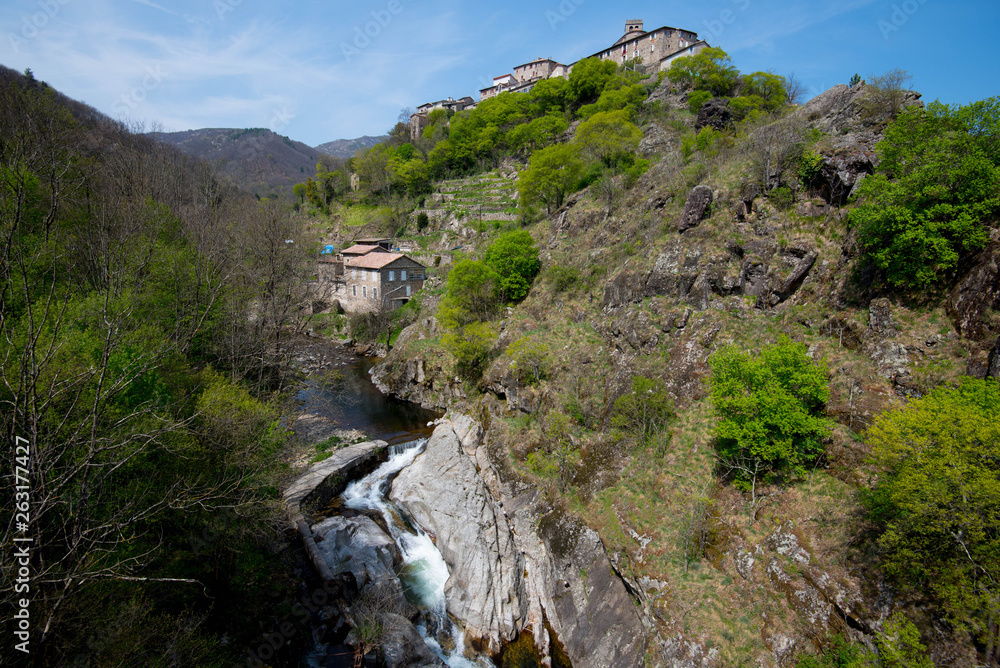 Blick auf Antraigues-sur-Volane in der Ardeche