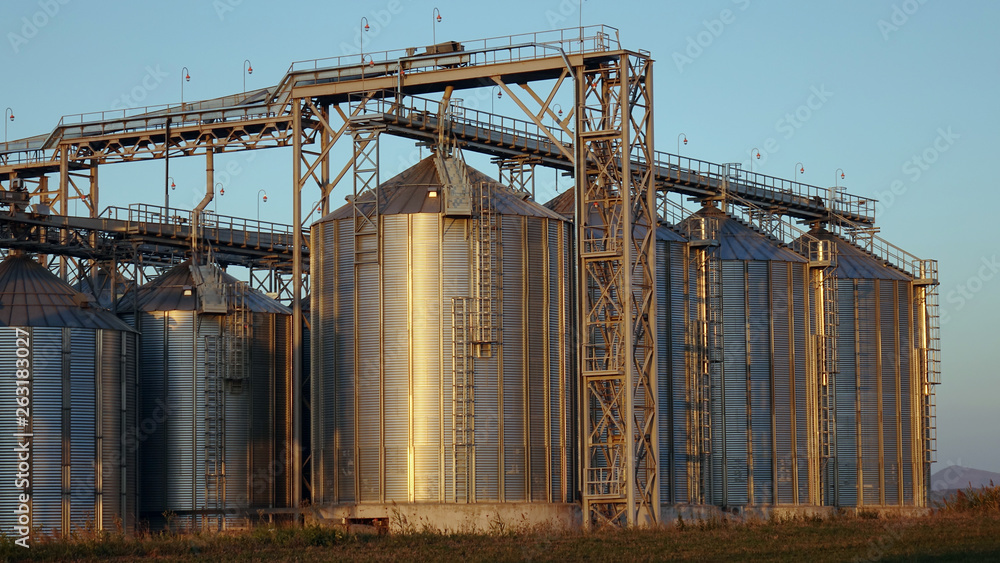 Obraz premium Craft beer brewing equipment in brewery Metal tanks