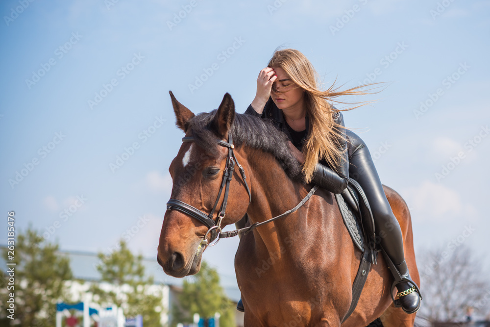 Obraz premium Woman in a rancho with a horse. Hobby time 