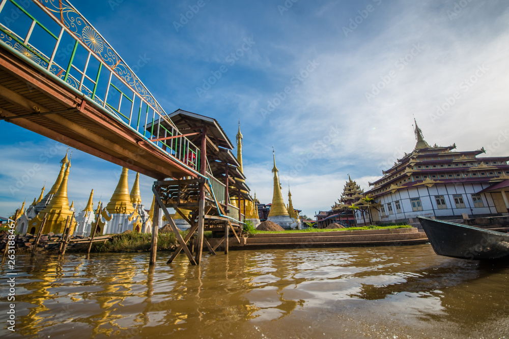 Obraz premium Strolling by boat in Inle Lake, Myanmar.