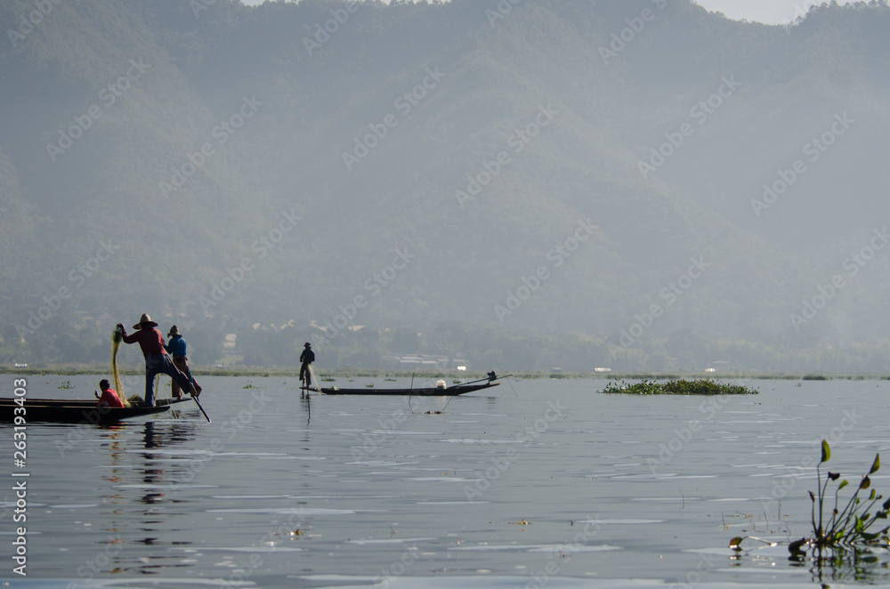 Naklejka premium Strolling by boat in Inle Lake, Myanmar.