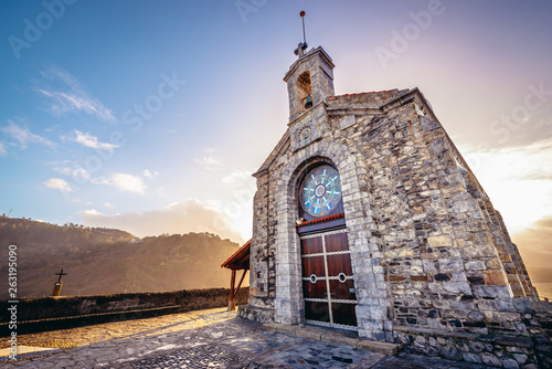 Tableau sur toile Chapel of San Juan de Gaztelugatxe hermitage on a small isle on the Atlantic sho