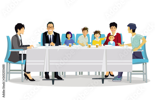 Familie mit  Kinder zusammen am Tisch