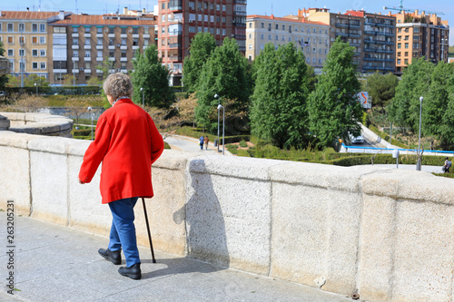 mujer anciana paseando con bastón madrid 4M0A8879-as19 photo