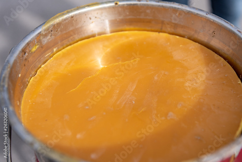 Foto Honey beeswax in bucket as close up