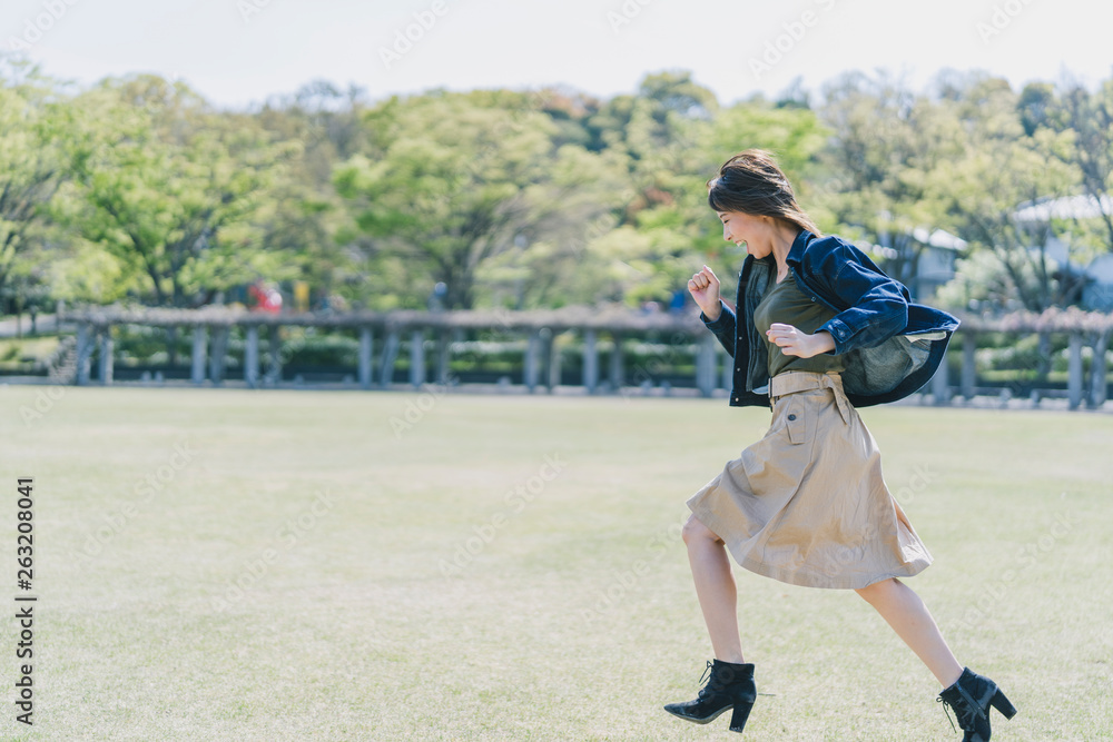 Fototapeta premium 公園の女性