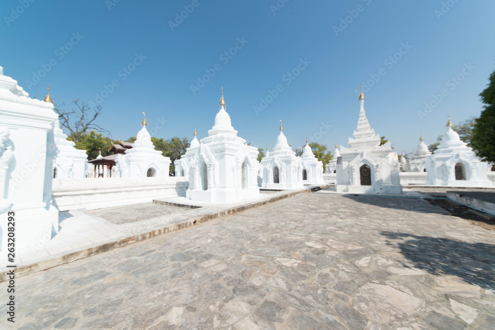 Templo budista em Mandalay, Myanmar. Templo budista em Mandalay, Myanmar.