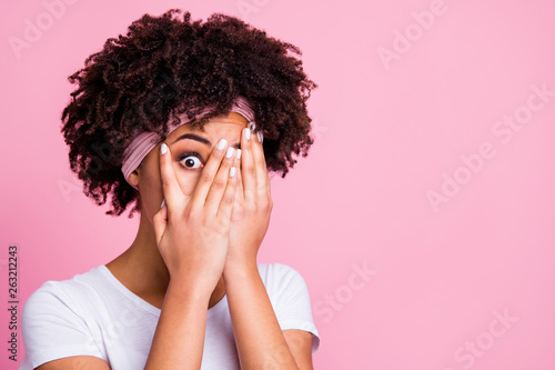 Φωτογραφία Close up photo beautiful amazing she  dark skin lady arms hands close hide full