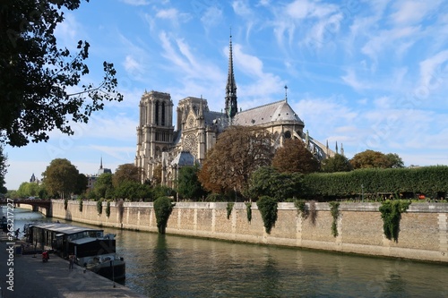 Paris, cathédrale Notre-Dame au bord de la Seine (France)