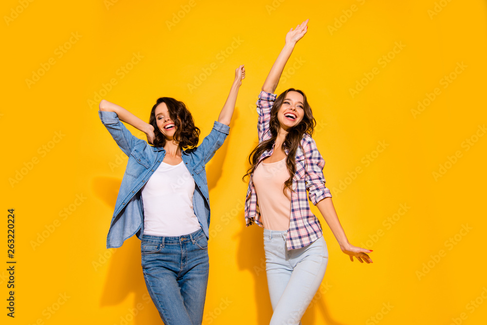 Φωτογραφία Portrait of cute lovely teen teenagers enjoy glad content spring free time weeke