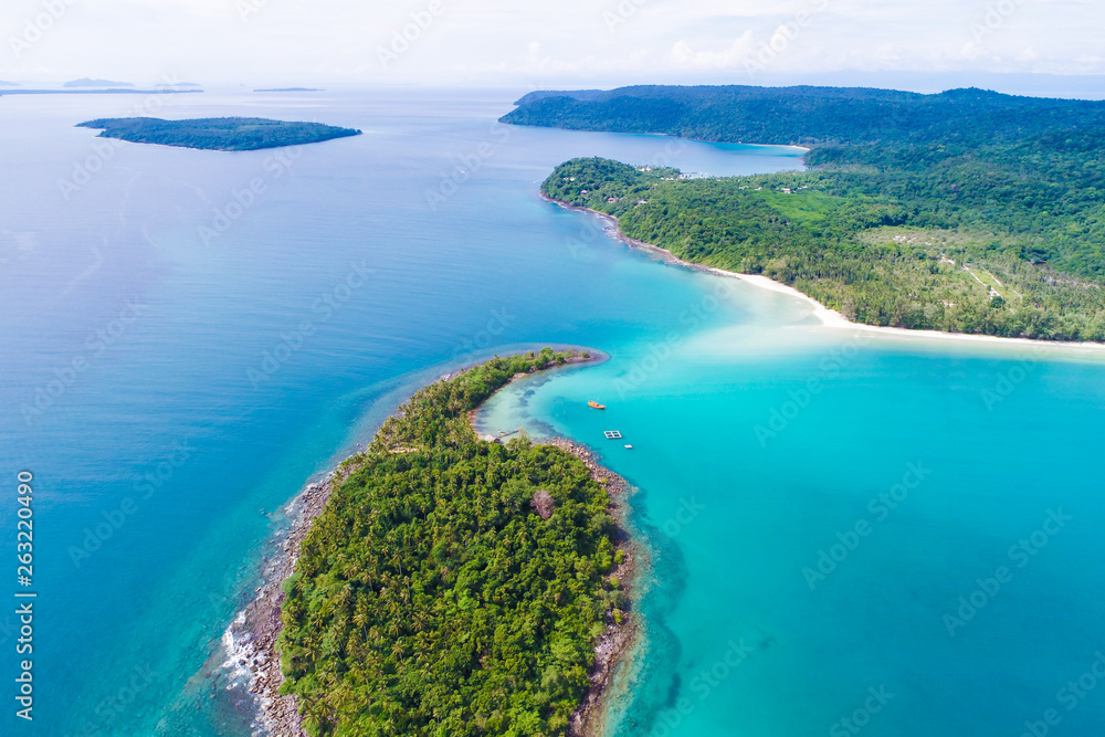 Fototapeta premium Aerial view sea beach island with green tree