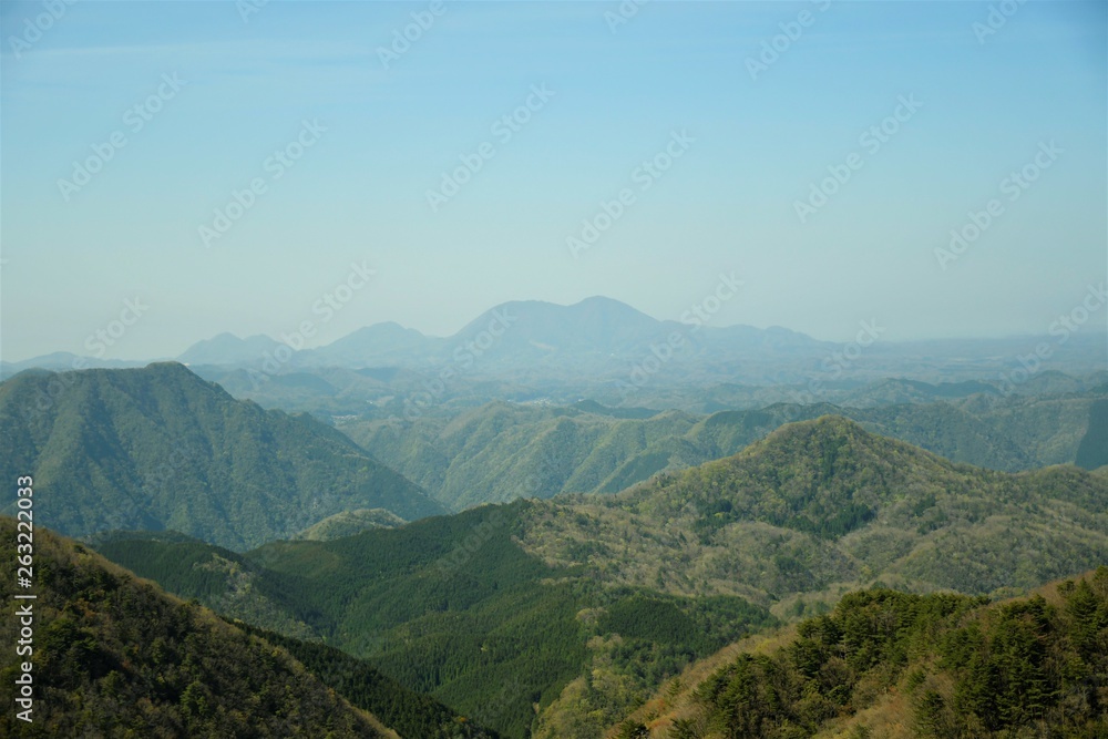 Naklejka premium 春霞の山々