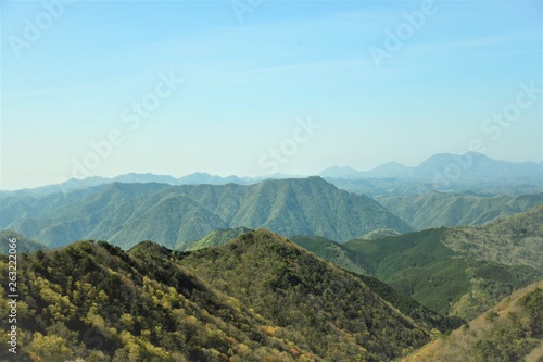 春霞の山々