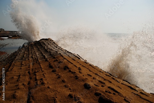Obraz na plátně Ocean waves rise after crashing to rocks at beach 3