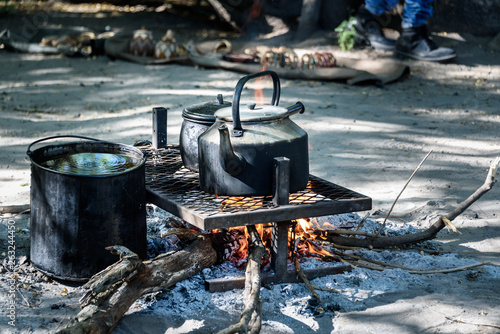 Kochen beim Camping in der Wildnis, Okavango Delta, Botswana photo