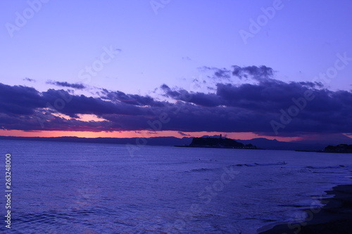 日没後の江ノ島 © 哲二 川端