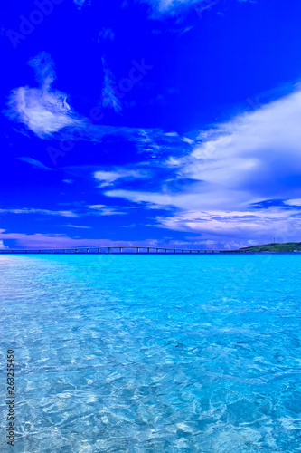 真夏の宮古島。与那覇前浜ビーチから見る来間大橋 © 7maru