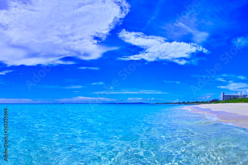 真夏の宮古島。与那覇前浜ビーチからの風景 © 7maru