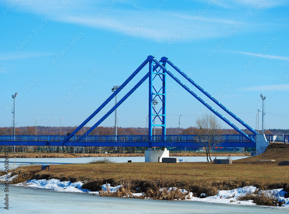 Obraz premium Transportation bridge through frozen river city background