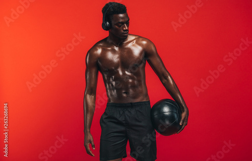 Fit young man with medicine ball © Jacob Lund