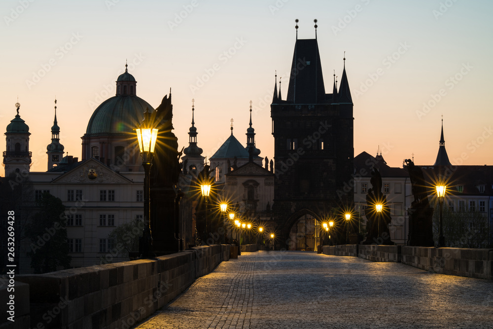 Fototapeta premium menschenleere Karlsbrücke in Prag in der Morgendämmerung