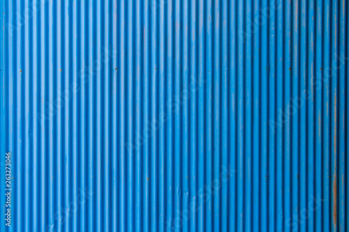 青いトタンの壁