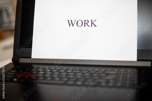 Napis work na monitorze z laptopa