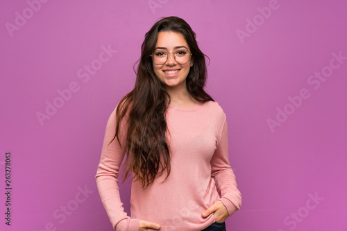 Fotografie Teenager girl over purple wall laughing