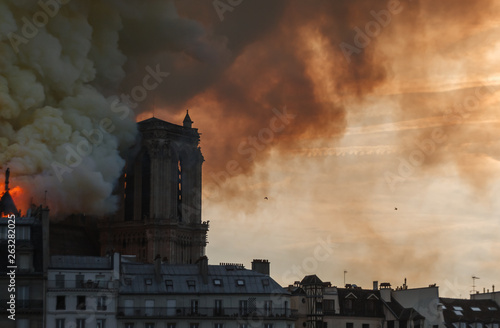 Obraz na plátně Notre Dame Paris Burning