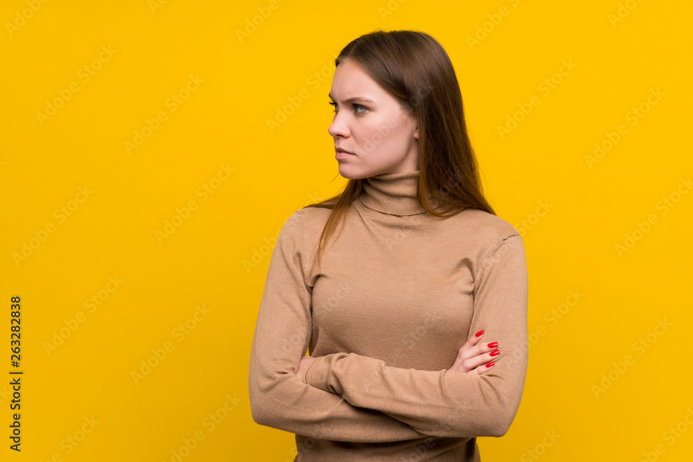 Obraz premium Young woman over colorful background standing and looking side
