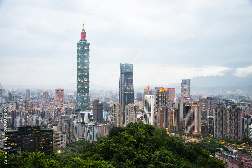 Obraz premium Taipei 101 is the business and modern shopping center building