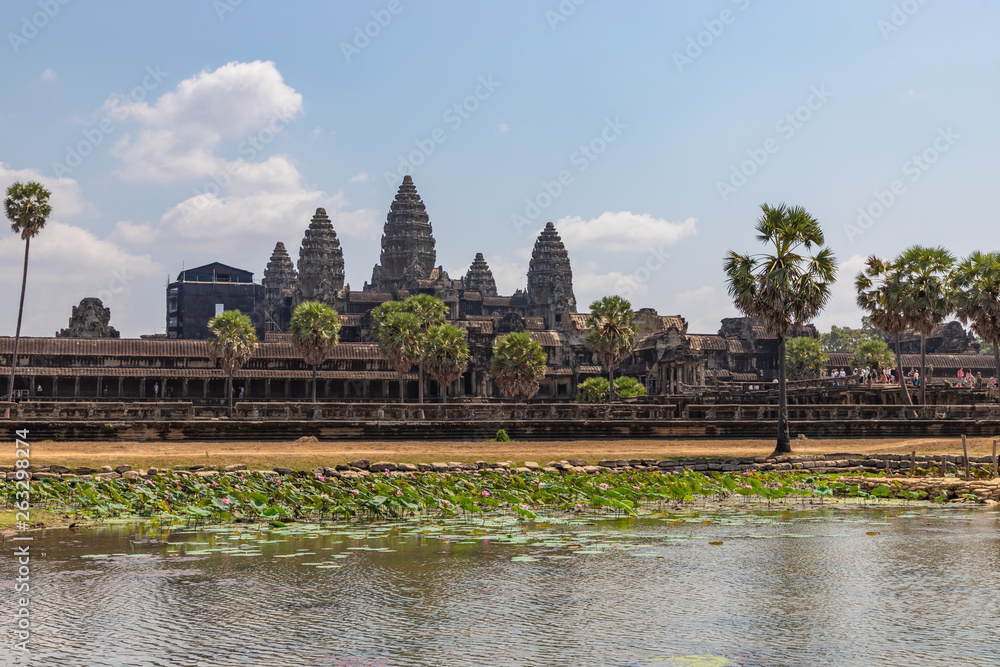 Obraz premium Angkor Wat temple seen across the lake with lotuses, Siem Reap, Cambodia